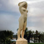 Ryszard Piotrowski prezentuje rzeźbę z drewna klonowego, artysta Warszawa